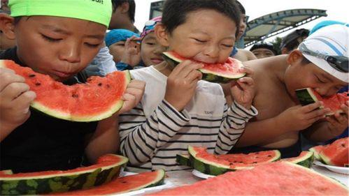 外国人群吃瓜视频,外国人群的趣味生活瞬间