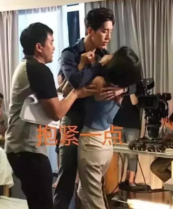 男女拥抱吃瓜视频网站,男女拥抱吃瓜视频网站，揭秘网络社交新现象