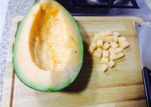 仓鼠应该怎样吃哈密瓜视频,营养美味两不误