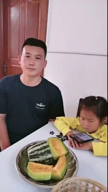 爸爸喂女儿吃哈密瓜视频,爸爸喂女儿品尝哈密瓜温馨瞬间  第3张